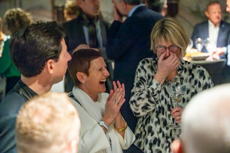 Deux invitées éclatent de rire