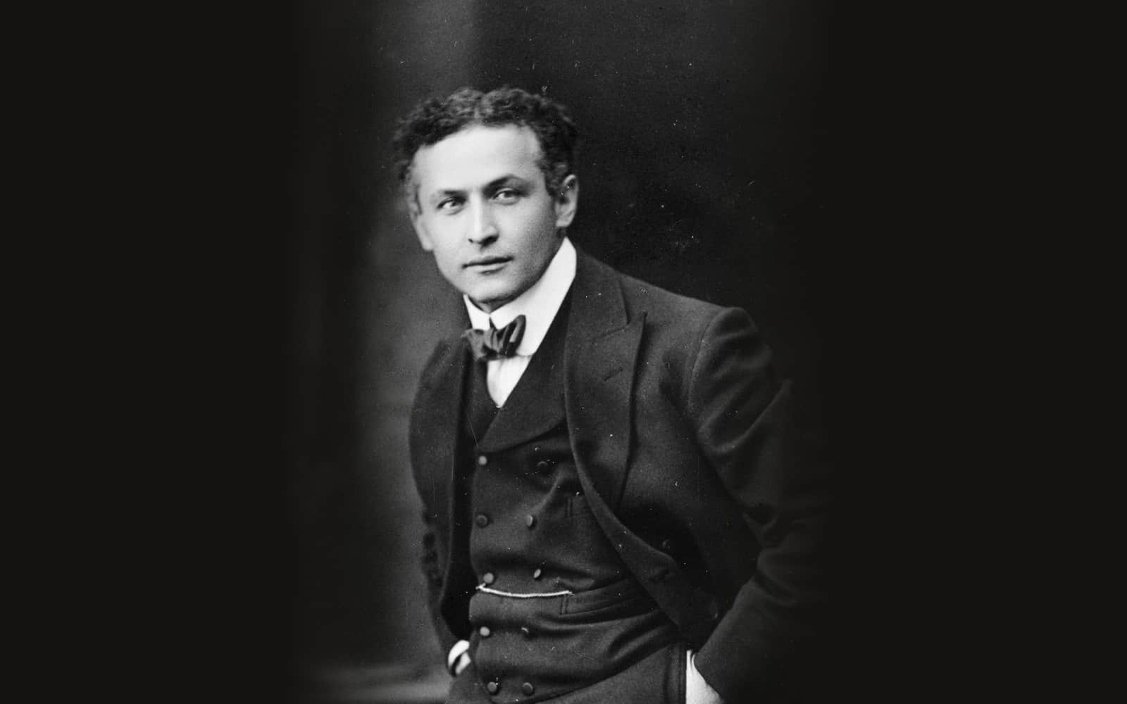Harry Houdini vers 1913, en costume trois-pièces, les mains dans les poches