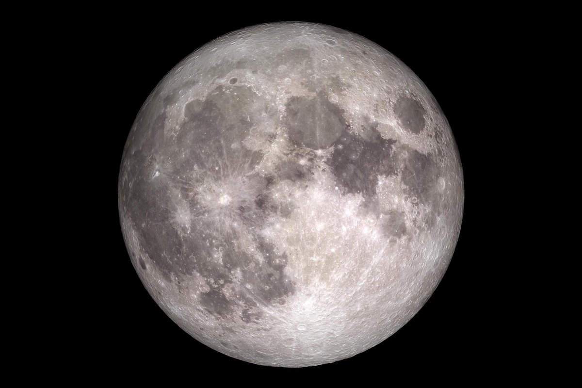 La pleine Lune sur un ciel noir
