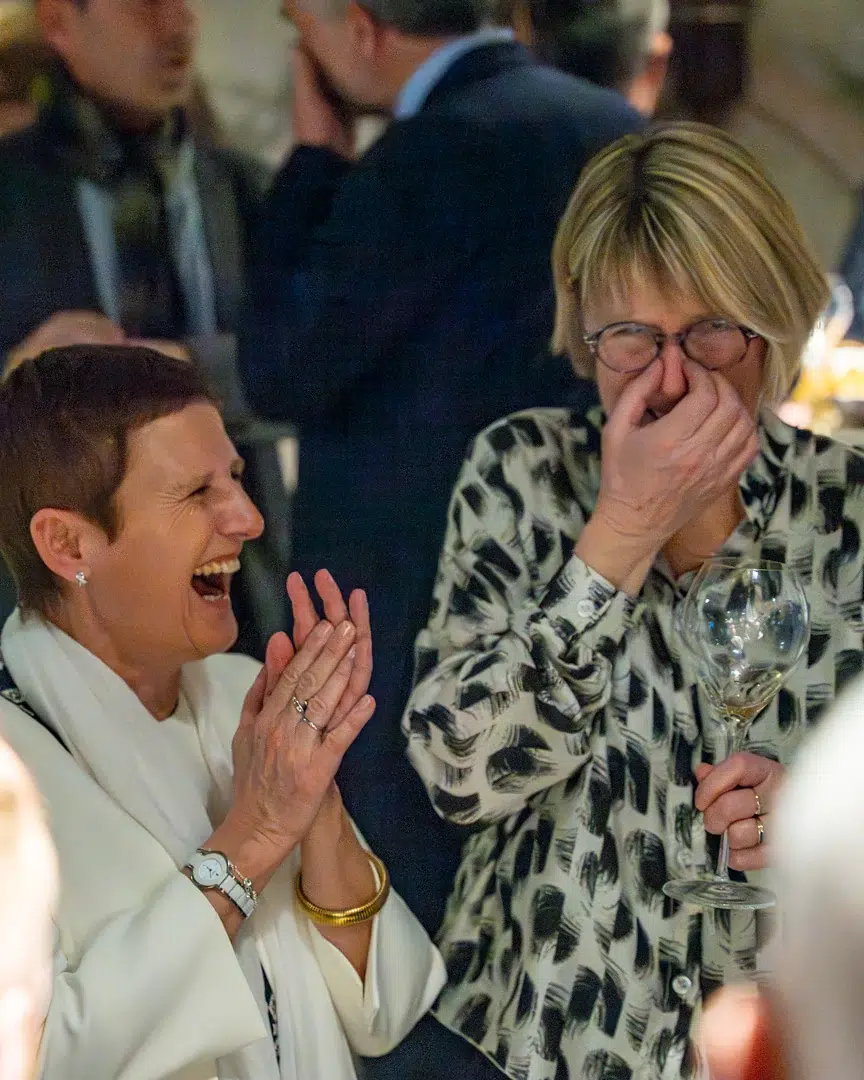 Deux invitées éclatent de rire