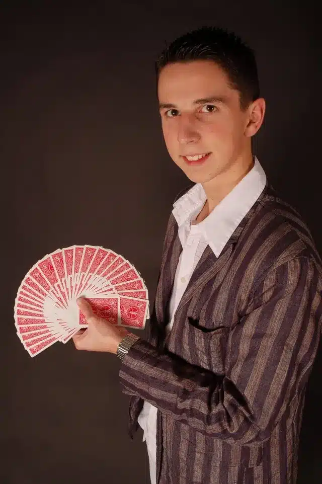 Cyril Regard en 2007, veste rayée, un éventail de cartes à la main