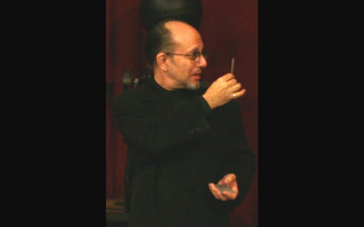 Max Maven, mentaliste américain, pendant un tour de cartes